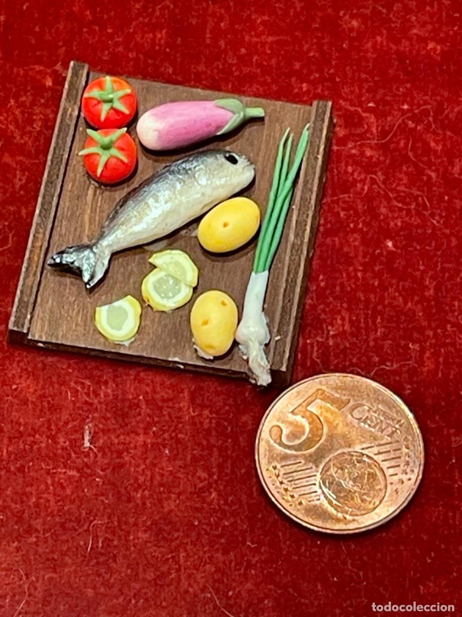 Casas de mu&ntilde;ecas: Tabla de pescado con verduras miniatura - Foto 8