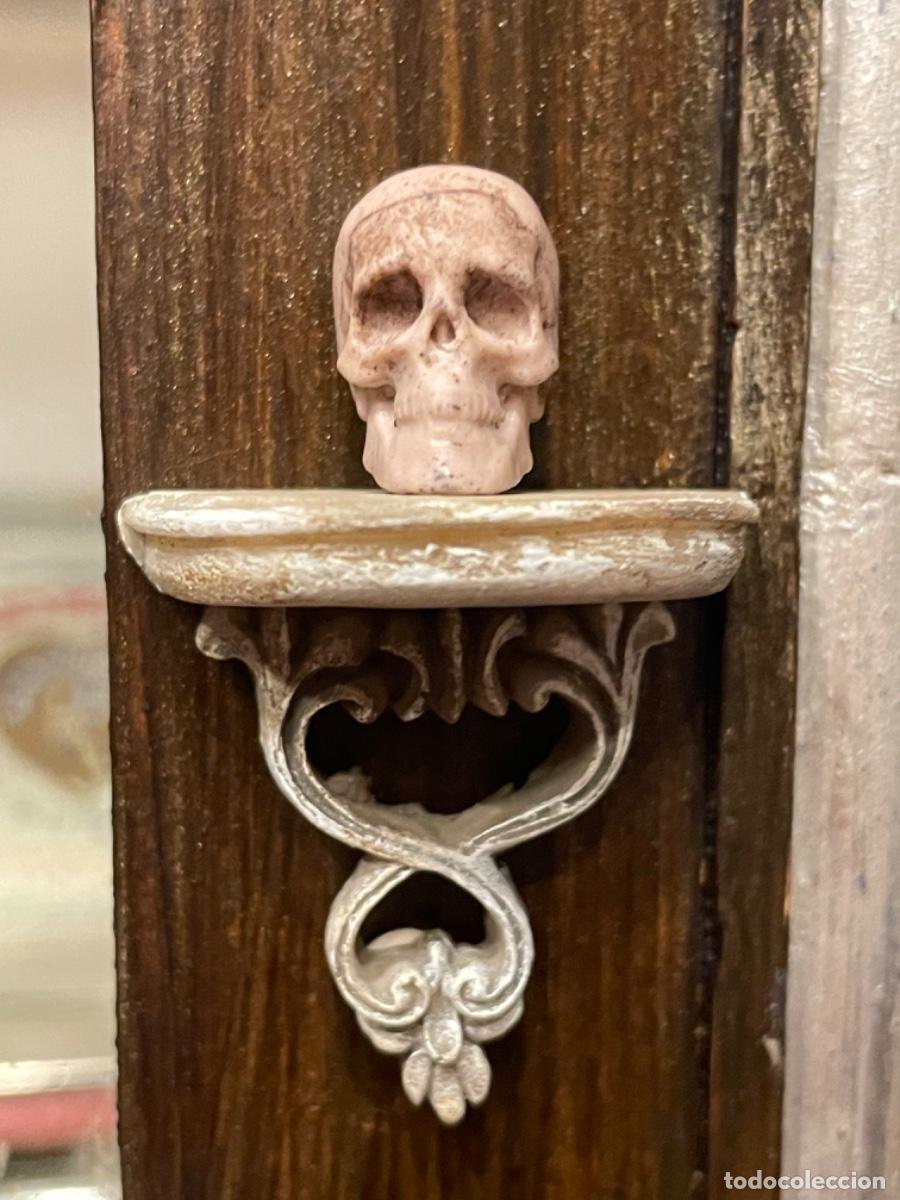 Casas de mu&ntilde;ecas: Repisa con calavera miniatura de brujas - Foto 1