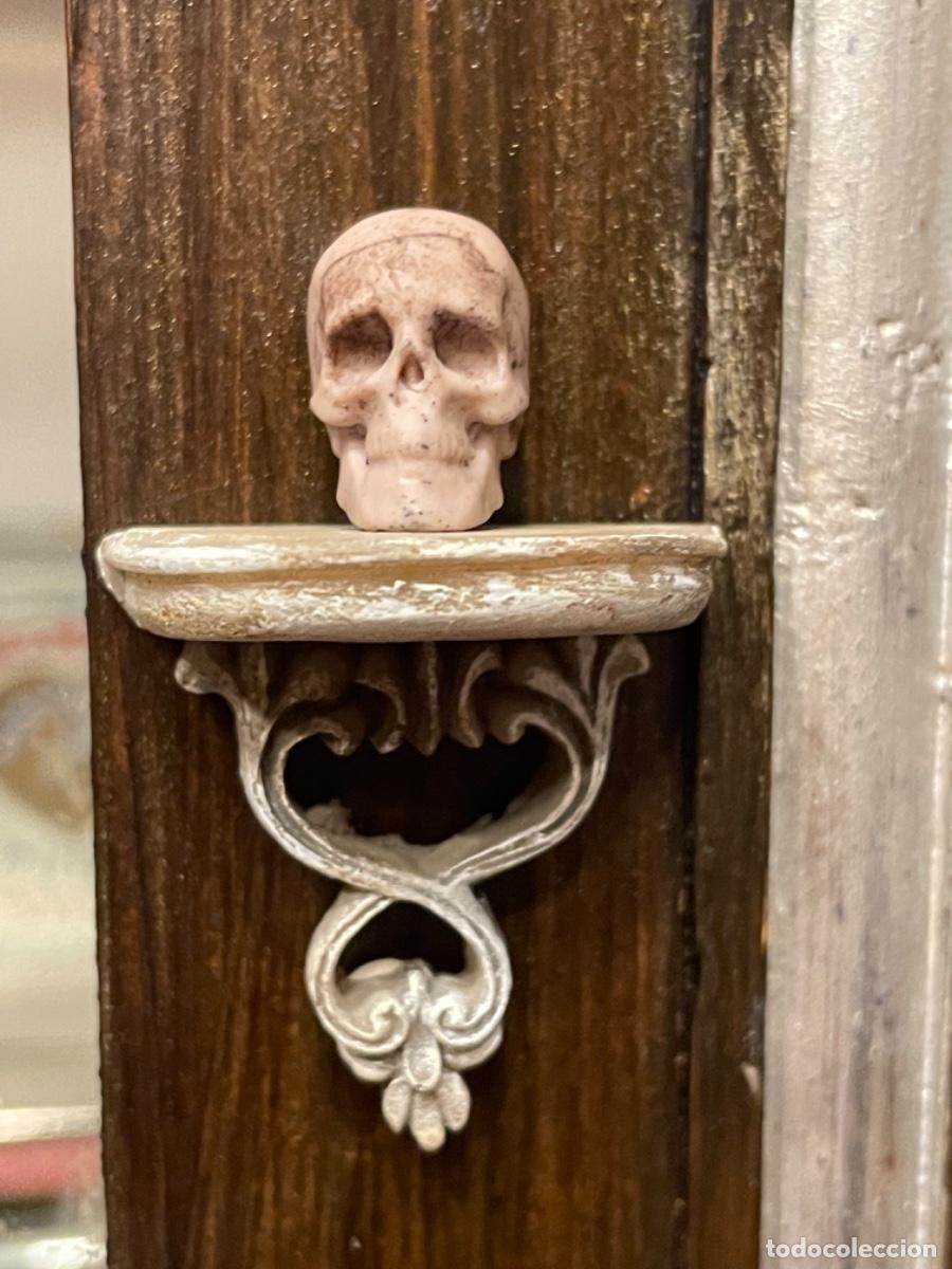 Casas de mu&ntilde;ecas: Repisa con calavera miniatura de brujas - Foto 2