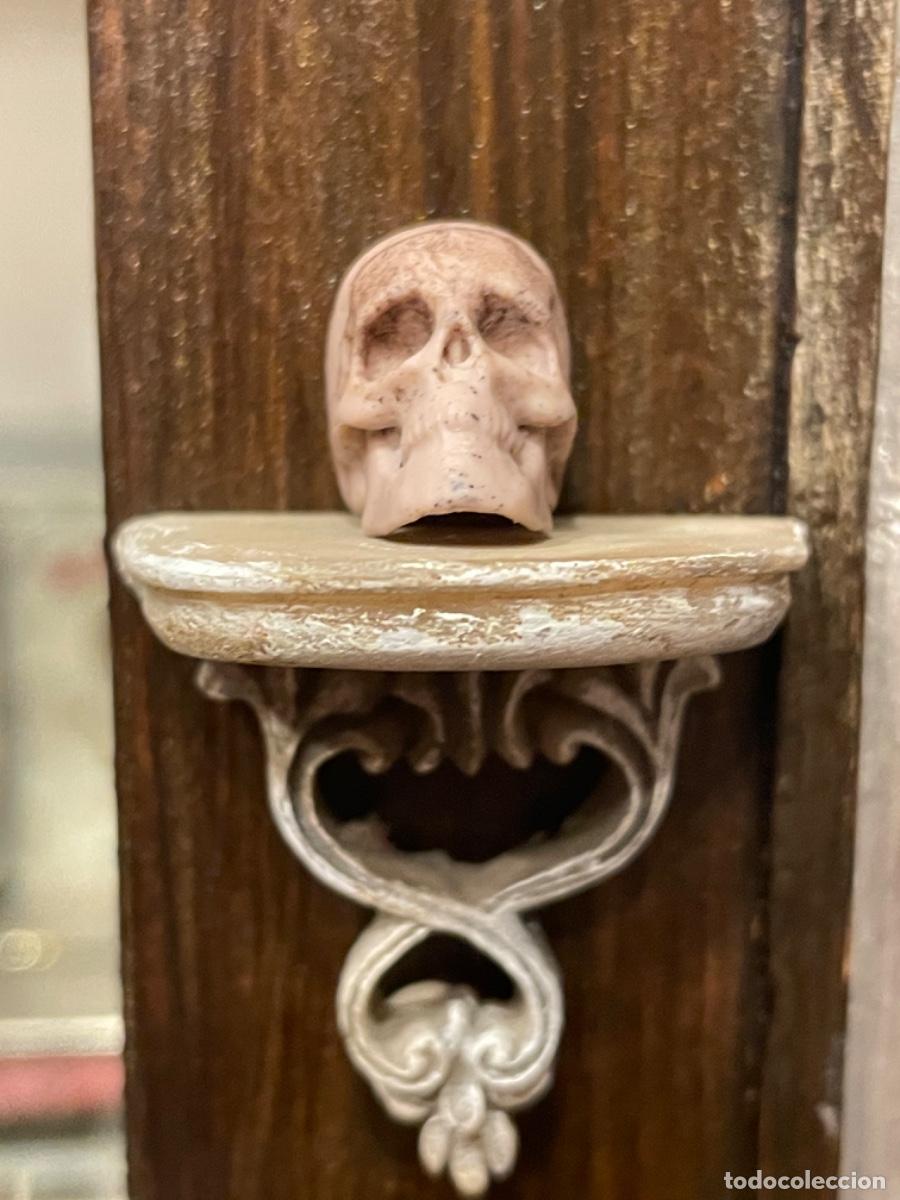 Casas de mu&ntilde;ecas: Repisa con calavera miniatura de brujas - Foto 3