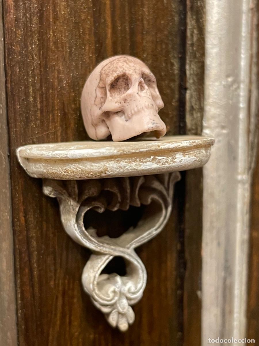 Casas de mu&ntilde;ecas: Repisa con calavera miniatura de brujas - Foto 4