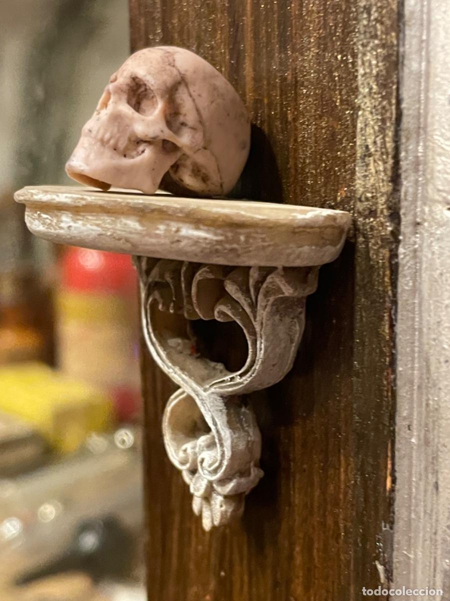 Casas de mu&ntilde;ecas: Repisa con calavera miniatura de brujas - Foto 5