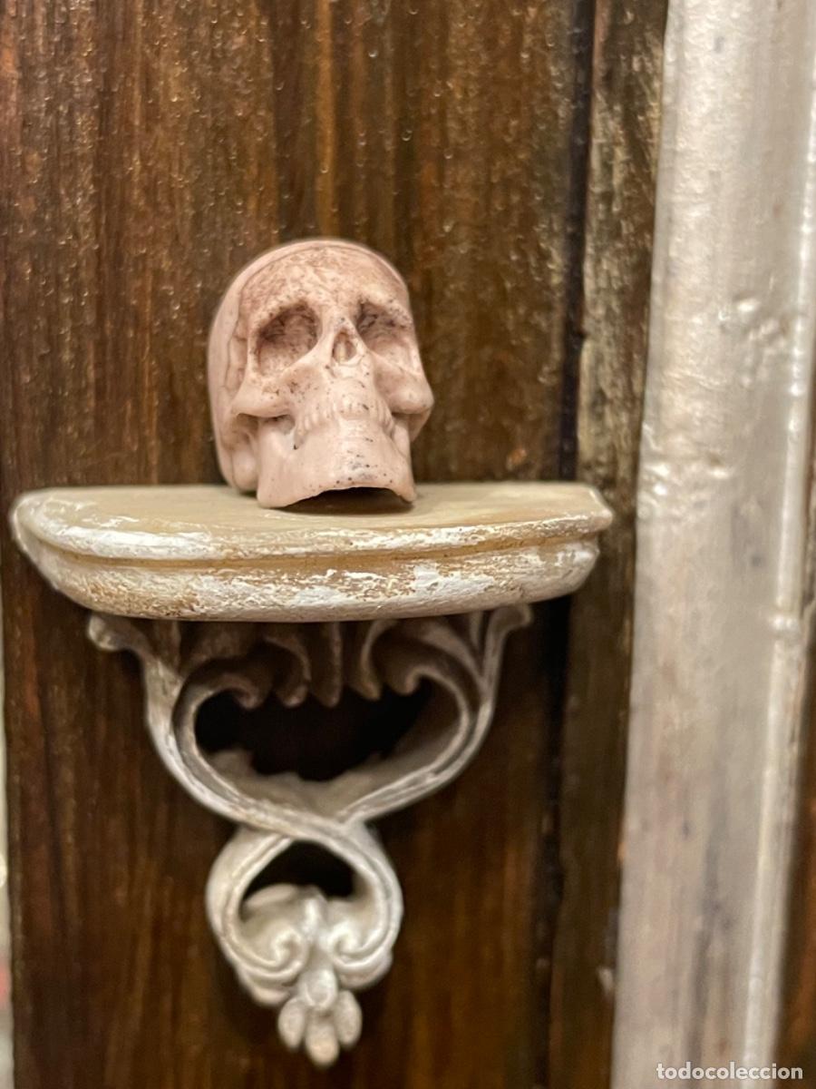 Casas de mu&ntilde;ecas: Repisa con calavera miniatura de brujas - Foto 6