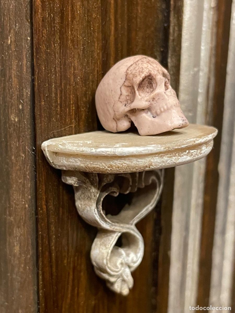 Casas de mu&ntilde;ecas: Repisa con calavera miniatura de brujas - Foto 7