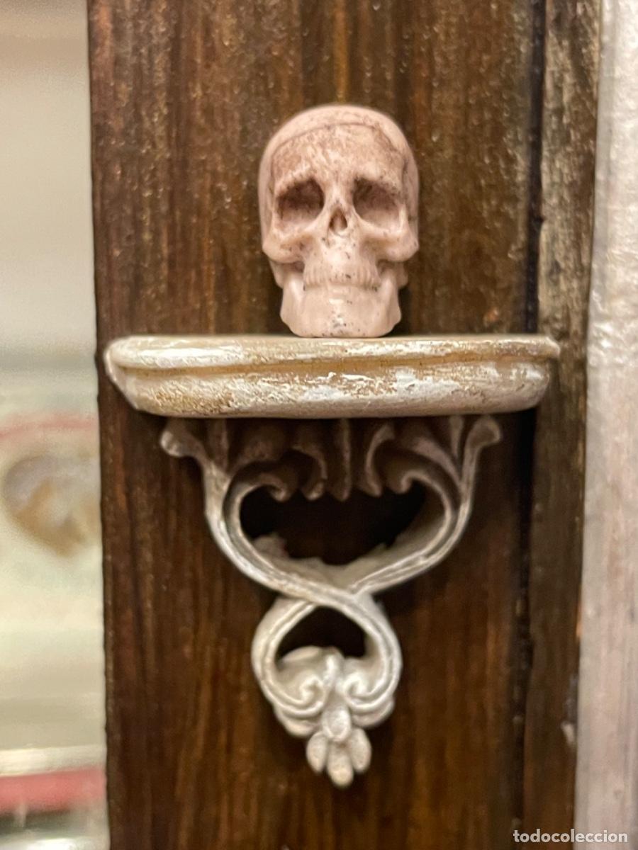 Casas de mu&ntilde;ecas: Repisa con calavera miniatura de brujas - Foto 8