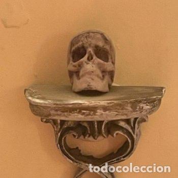 Casas de mu&ntilde;ecas: Repisa con calavera miniatura de brujas - Foto 9