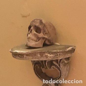 Casas de mu&ntilde;ecas: Repisa con calavera miniatura de brujas - Foto 11