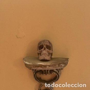 Casas de mu&ntilde;ecas: Repisa con calavera miniatura de brujas - Foto 12