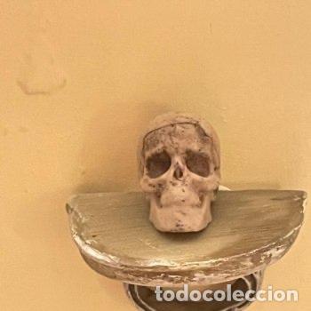 Casas de mu&ntilde;ecas: Repisa con calavera miniatura de brujas - Foto 14