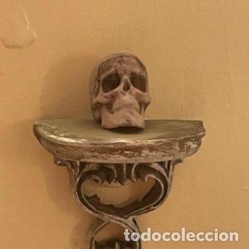 Casas de mu&ntilde;ecas: Repisa con calavera miniatura de brujas - Foto 15