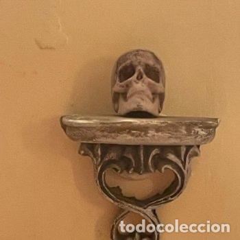 Casas de mu&ntilde;ecas: Repisa con calavera miniatura de brujas - Foto 17
