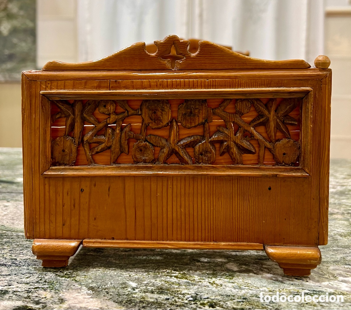 Casas de mu&ntilde;ecas: Cama artesanal de madera barnizada. - Foto 3