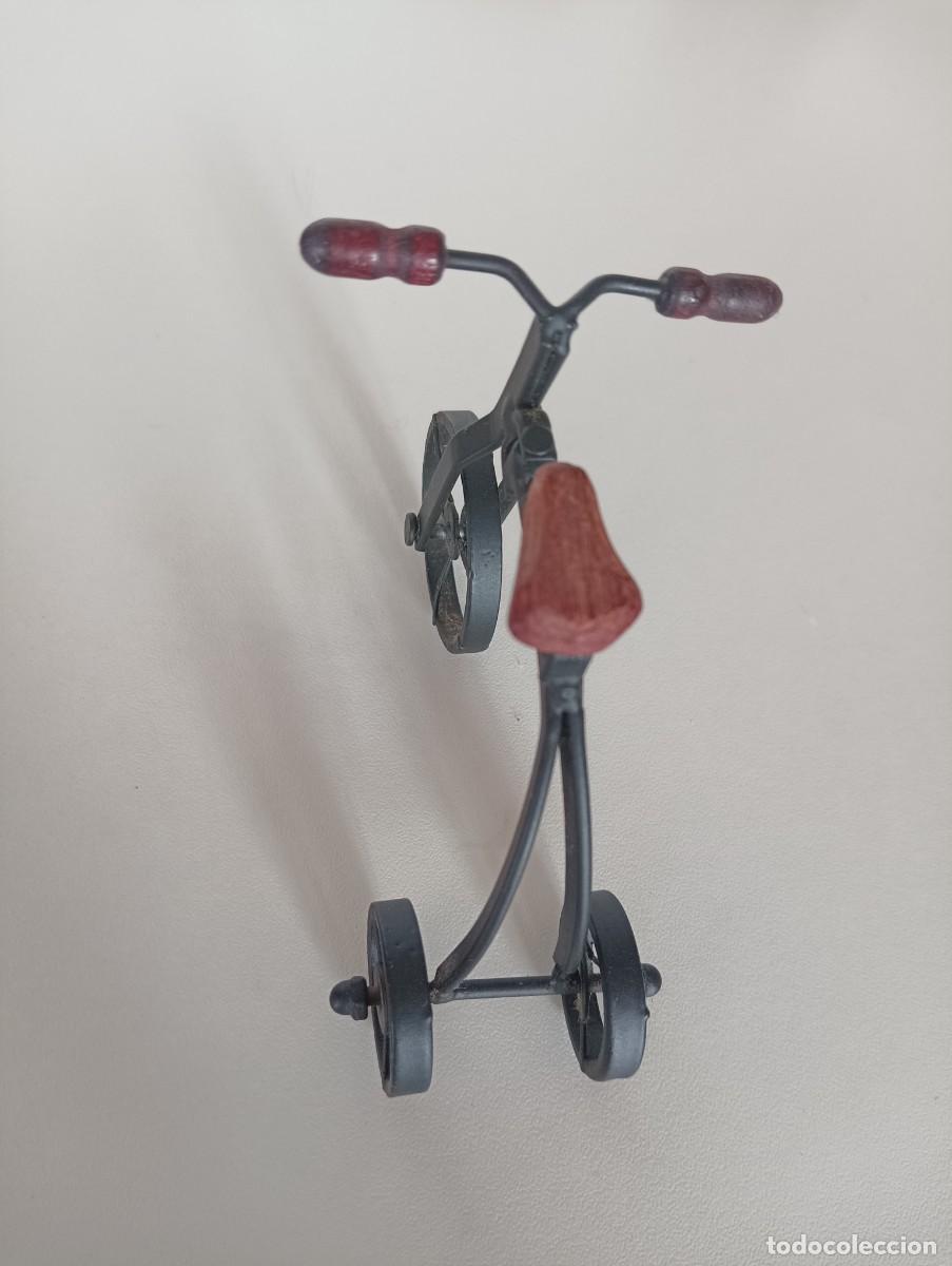 Casas de mu&ntilde;ecas: Complemento para casa de mu&ntilde;ecas ANTIGUA BICICLETA de 3 ruedas. - Foto 3