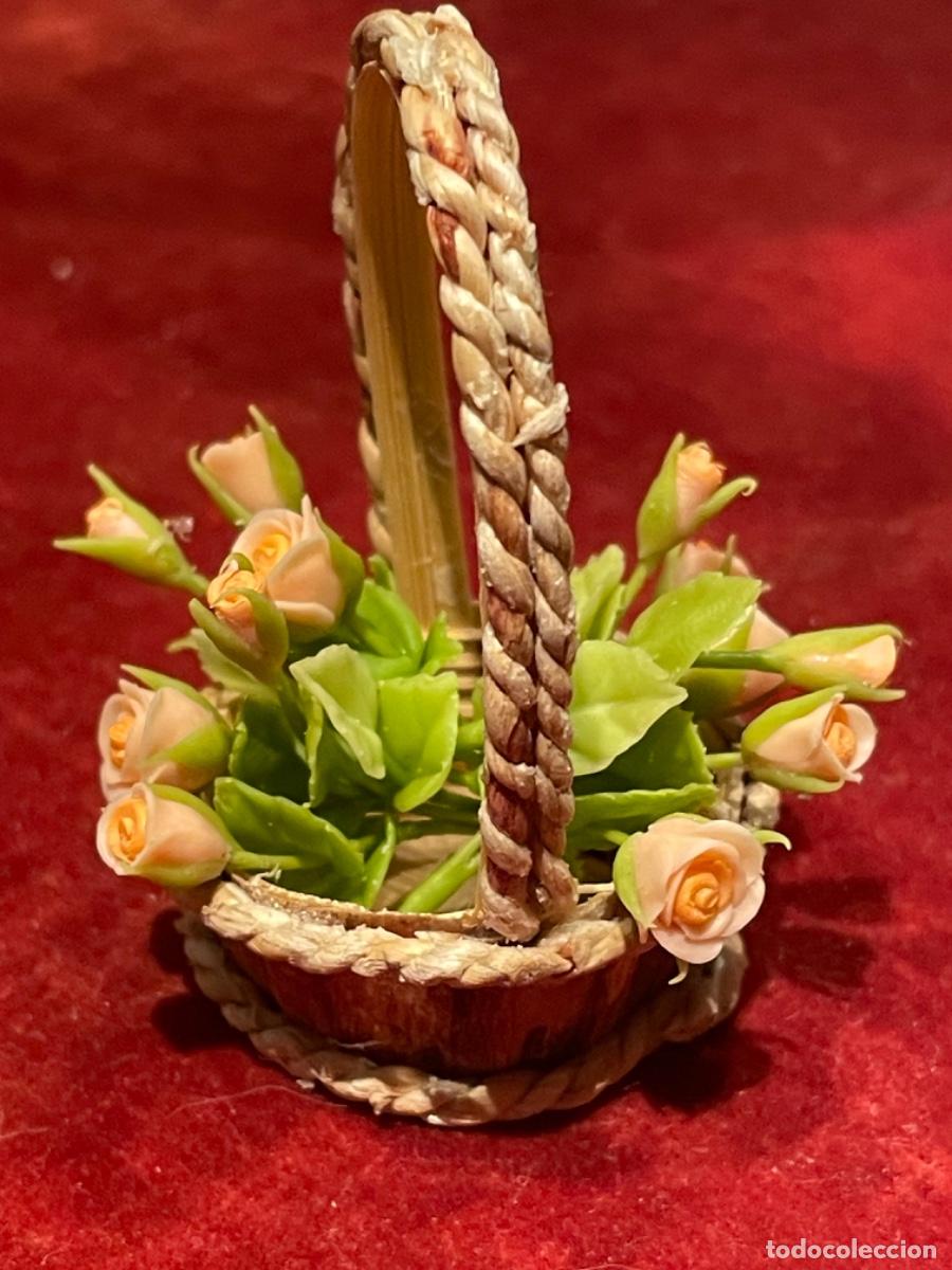 Casas de mu&ntilde;ecas: Cesta con rosas miniatura casa de mu&ntilde;ecas - Foto 1