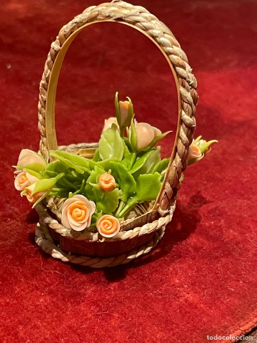 Casas de mu&ntilde;ecas: Cesta con rosas miniatura casa de mu&ntilde;ecas - Foto 2