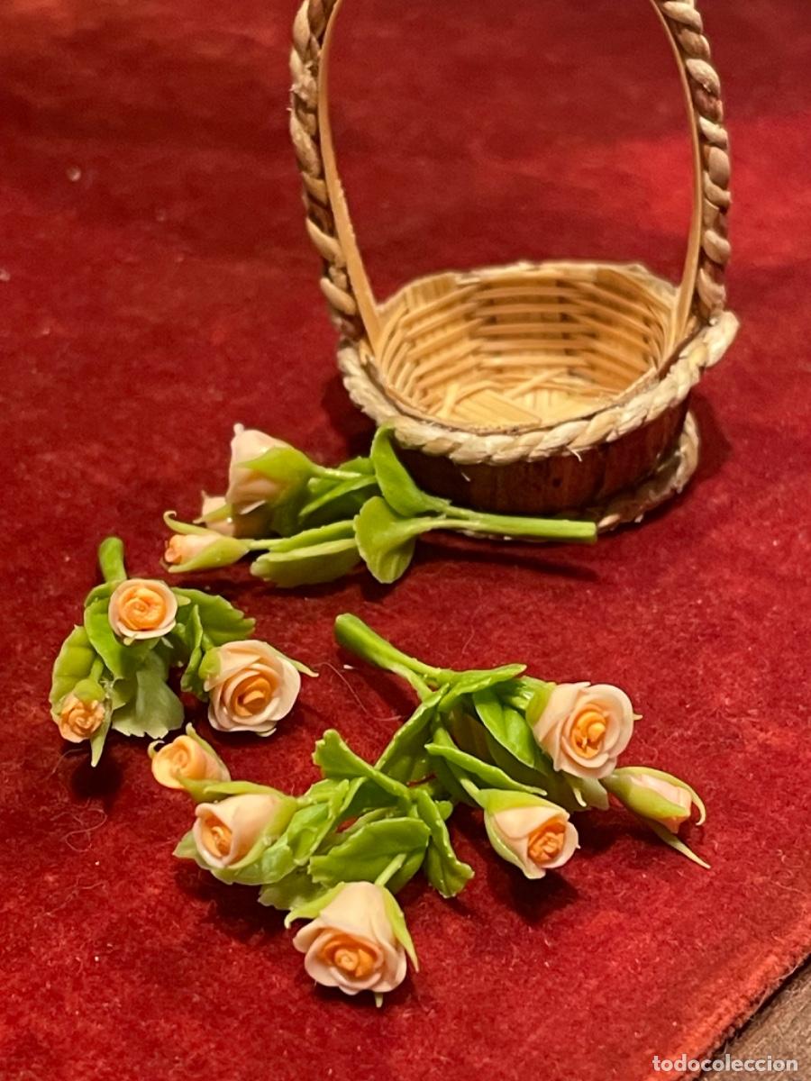 Casas de mu&ntilde;ecas: Cesta con rosas miniatura casa de mu&ntilde;ecas - Foto 3