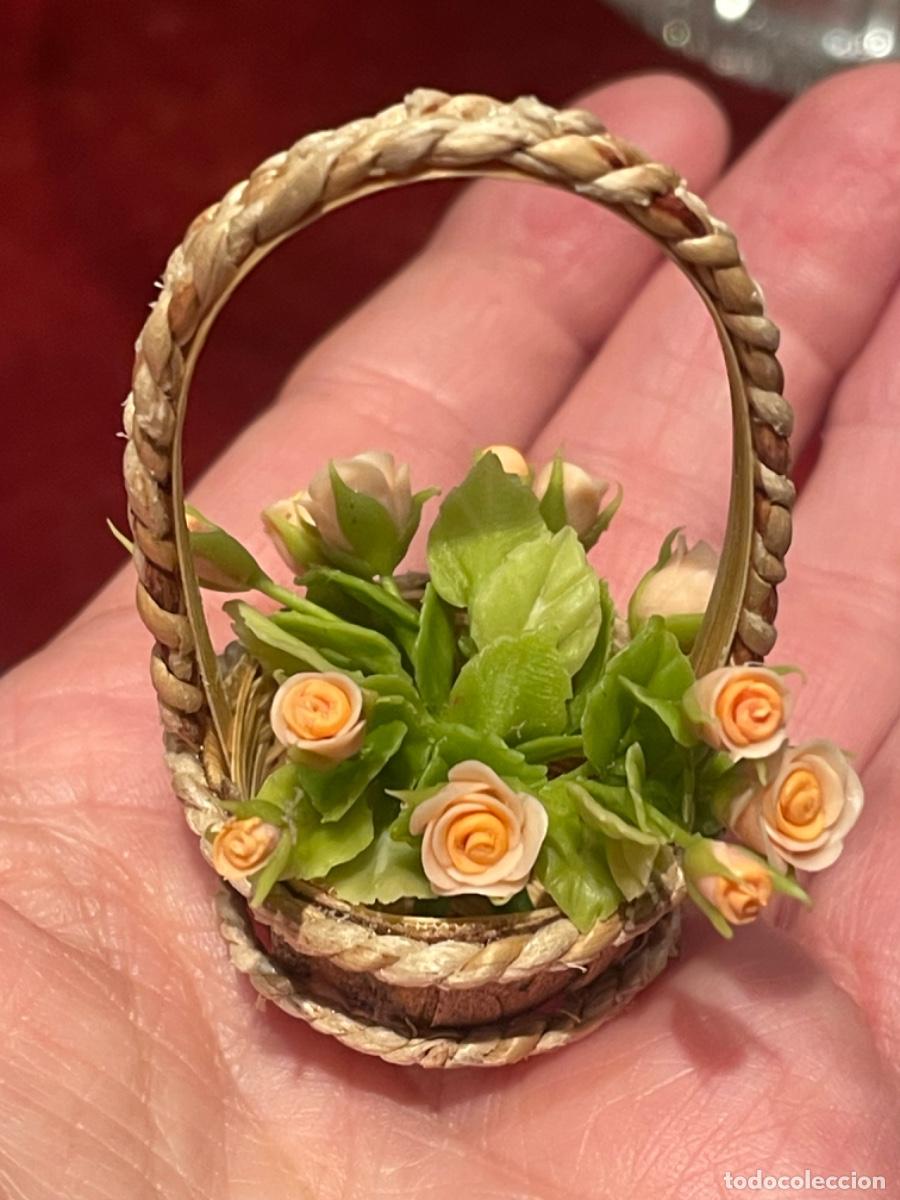Casas de mu&ntilde;ecas: Cesta con rosas miniatura casa de mu&ntilde;ecas - Foto 4