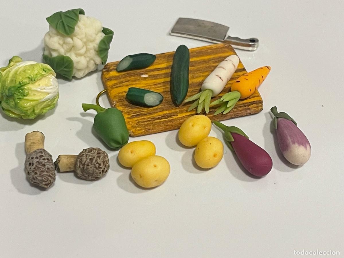 Casas de mu&ntilde;ecas: Tabla de cortar con verduras variadas miniatura casa de mu&ntilde;ecas - Foto 1