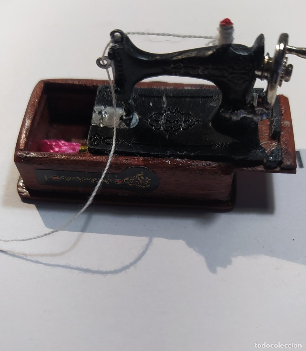 Casas de mu&ntilde;ecas: Mini maquina de coser con cajonera e hilo - Foto 1