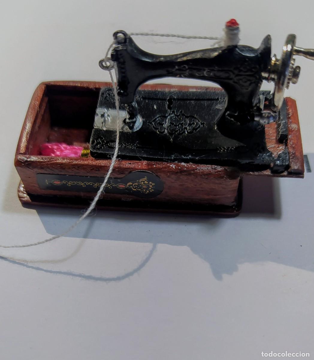 Casas de mu&ntilde;ecas: Mini maquina de coser con cajonera e hilo - Foto 3