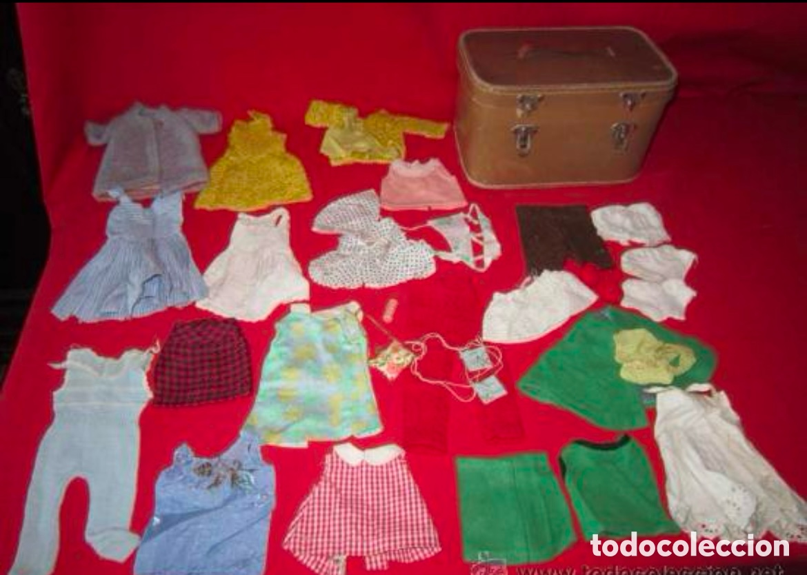 Casas de mu&ntilde;ecas: Ropa mu&ntilde;eca probablemente para la Nancy con maletita. - Foto 1