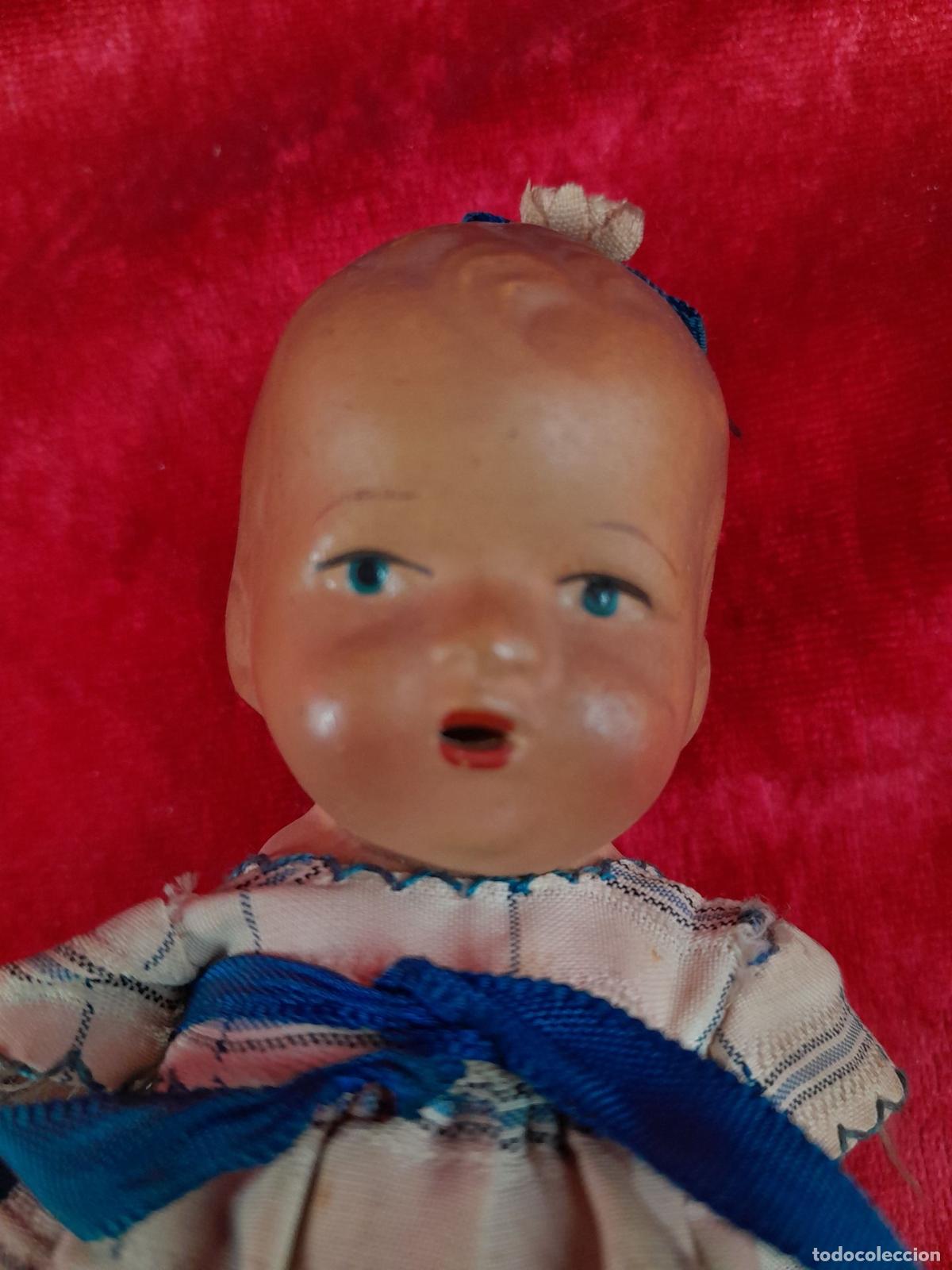Casas de mu&ntilde;ecas: ANTIGUO BEBE DE MUNECA EN COMPOSICION. REQUIERE CUERDAS. CA 1900 - Foto 2