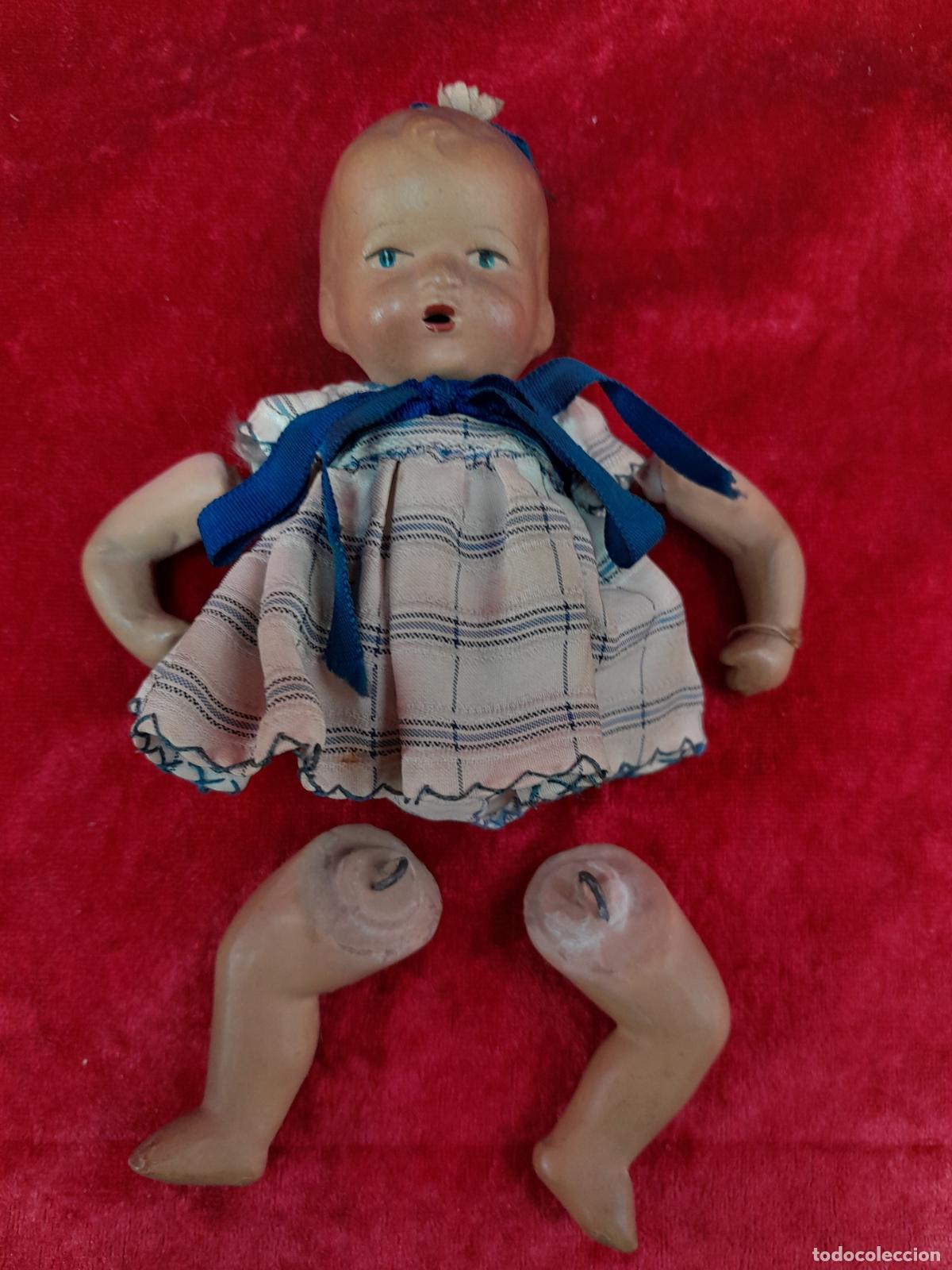 Casas de mu&ntilde;ecas: ANTIGUO BEBE DE MUNECA EN COMPOSICION. REQUIERE CUERDAS. CA 1900 - Foto 1