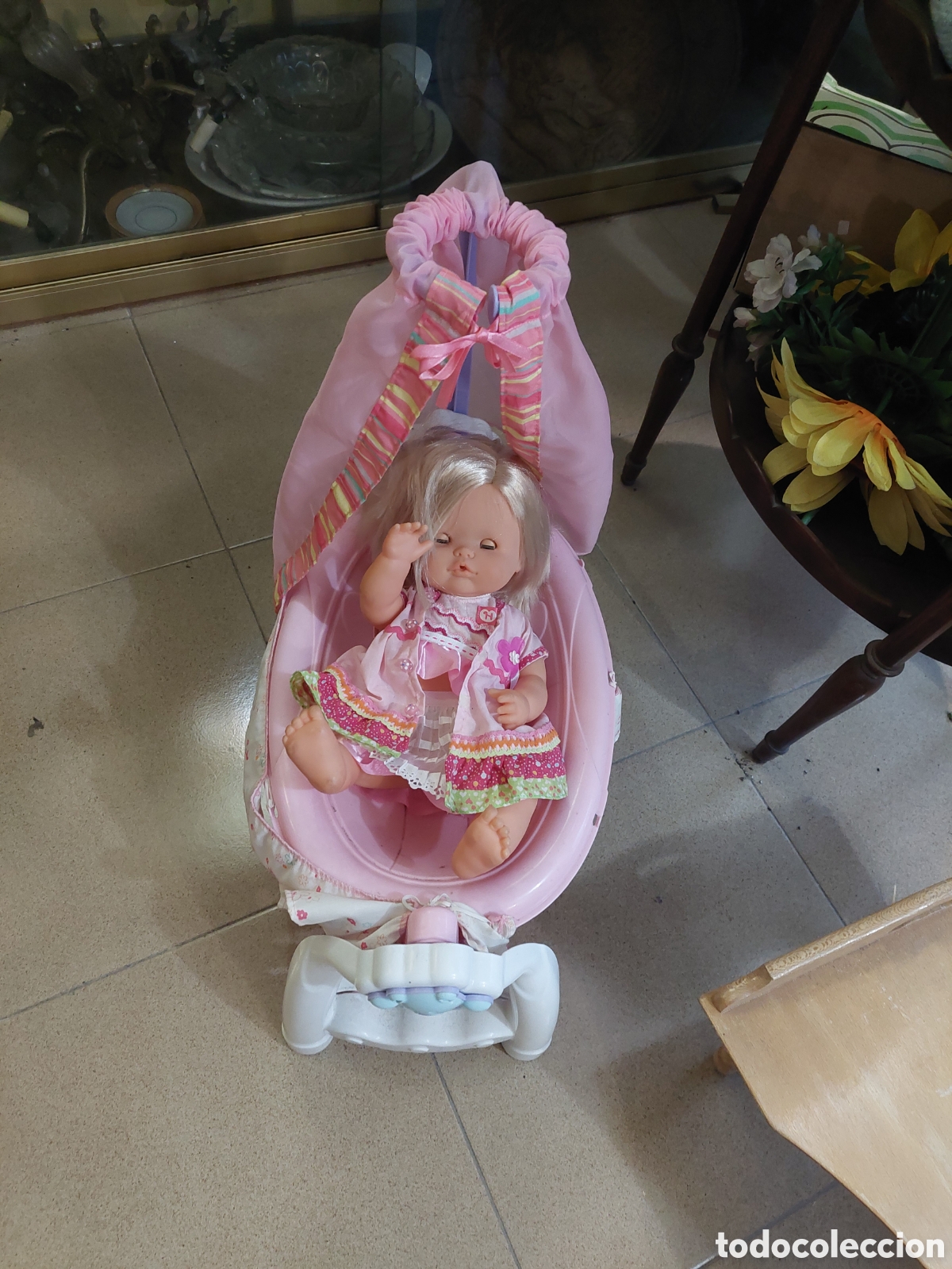 Casas de mu&ntilde;ecas: Cuna con mu&ntilde;eca vinta - Foto 1