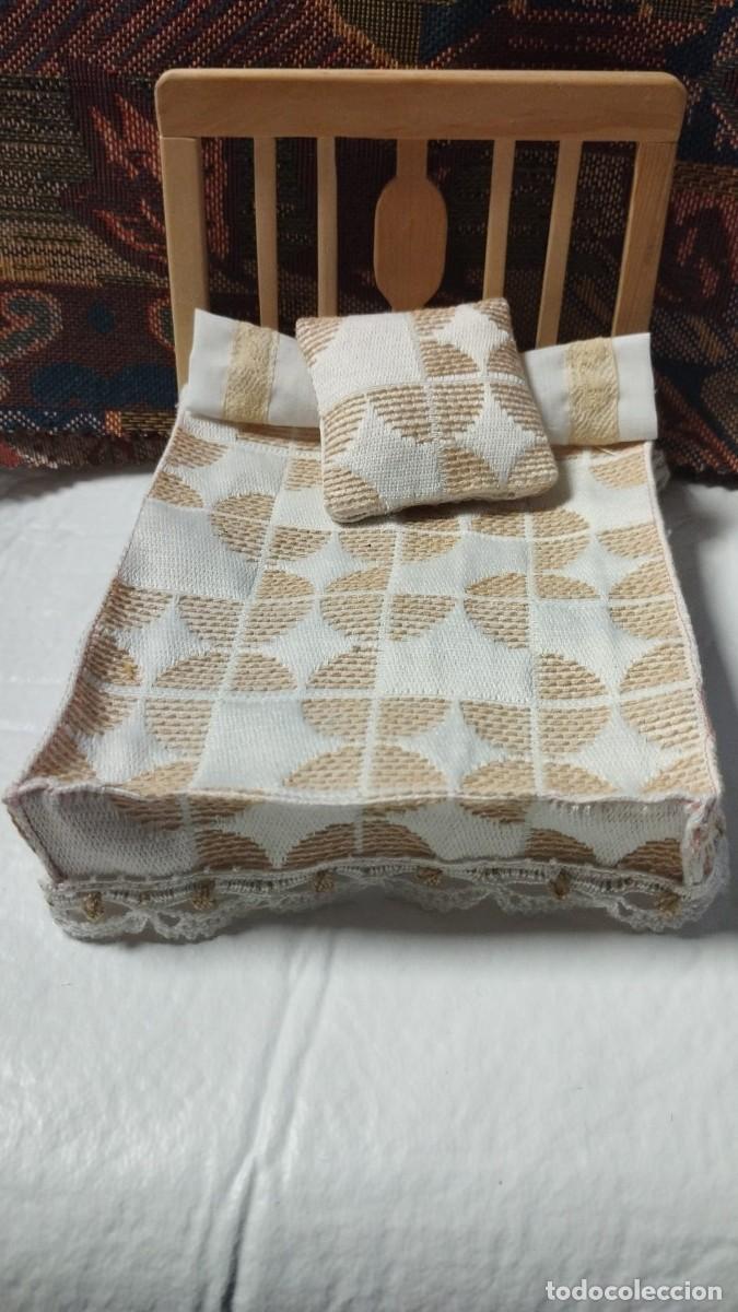 Casas de mu&ntilde;ecas: Delicada colcha de cama doble para casa de mu&ntilde;ecas - Foto 1