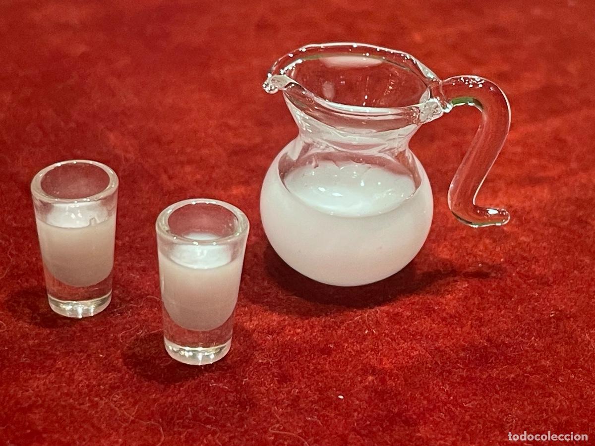 Casas de mu&ntilde;ecas: Jarra de leche y vasos en miniatura casa de mu&ntilde;ecas - Foto 1