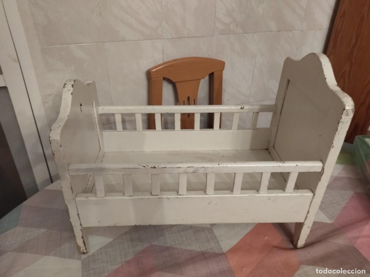 Casas de mu&ntilde;ecas: Antigua cuna de mu&ntilde;ecas de madera maciza pintada en blanco. - Foto 2