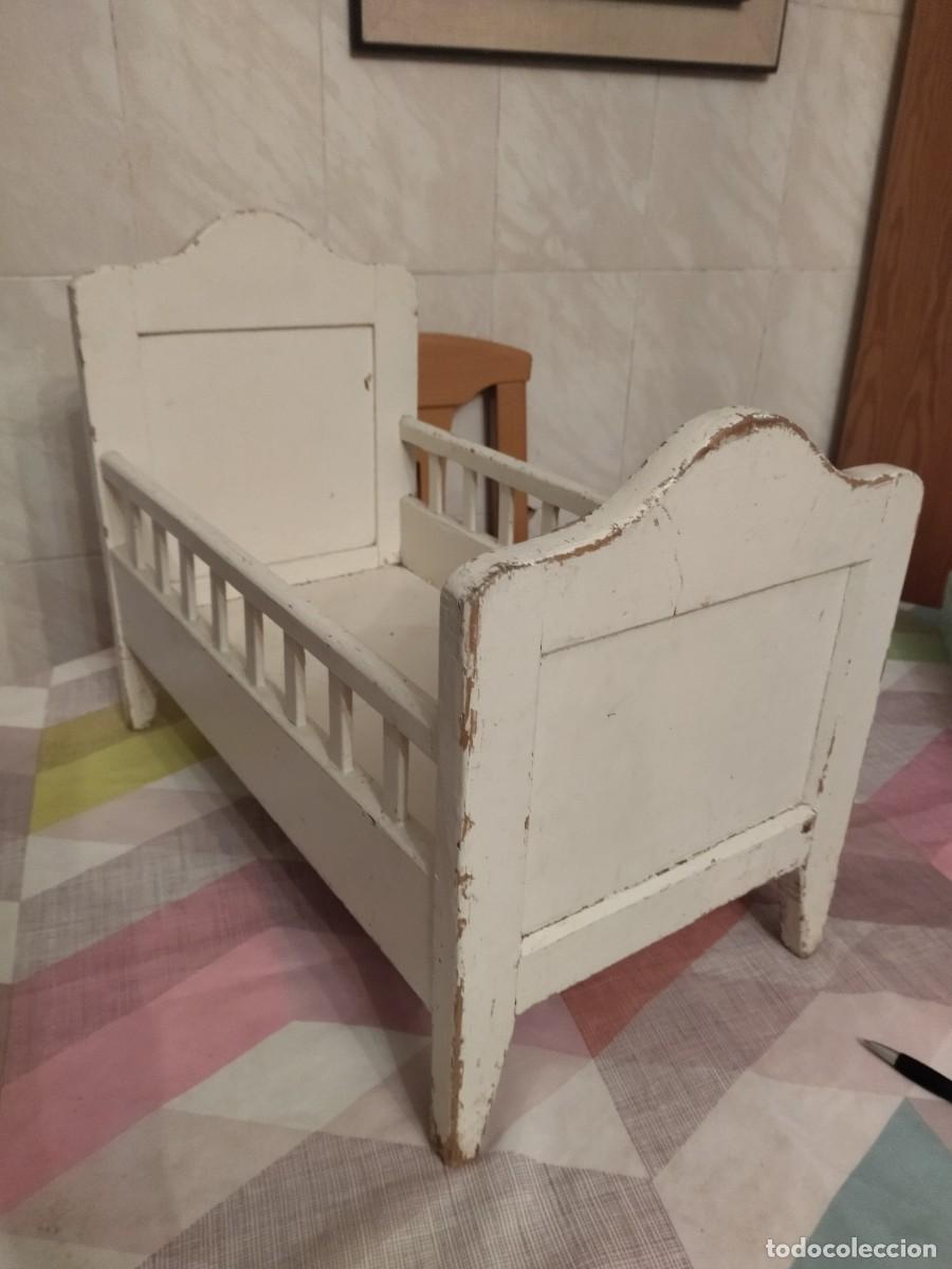 Casas de mu&ntilde;ecas: Antigua cuna de mu&ntilde;ecas de madera maciza pintada en blanco. - Foto 3