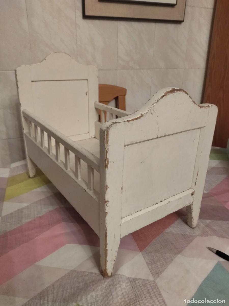 Casas de mu&ntilde;ecas: Antigua cuna de mu&ntilde;ecas de madera maciza pintada en blanco. - Foto 4