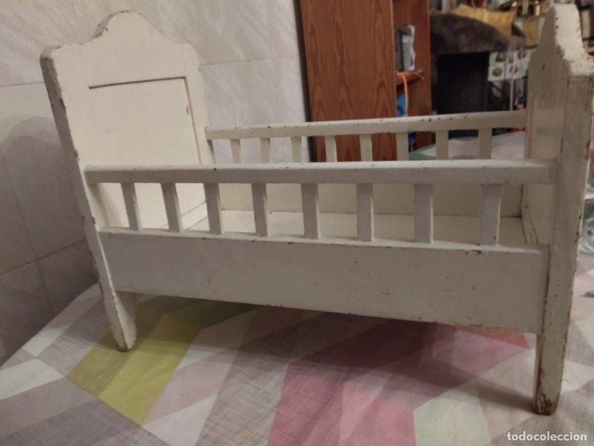 Casas de mu&ntilde;ecas: Antigua cuna de mu&ntilde;ecas de madera maciza pintada en blanco. - Foto 5