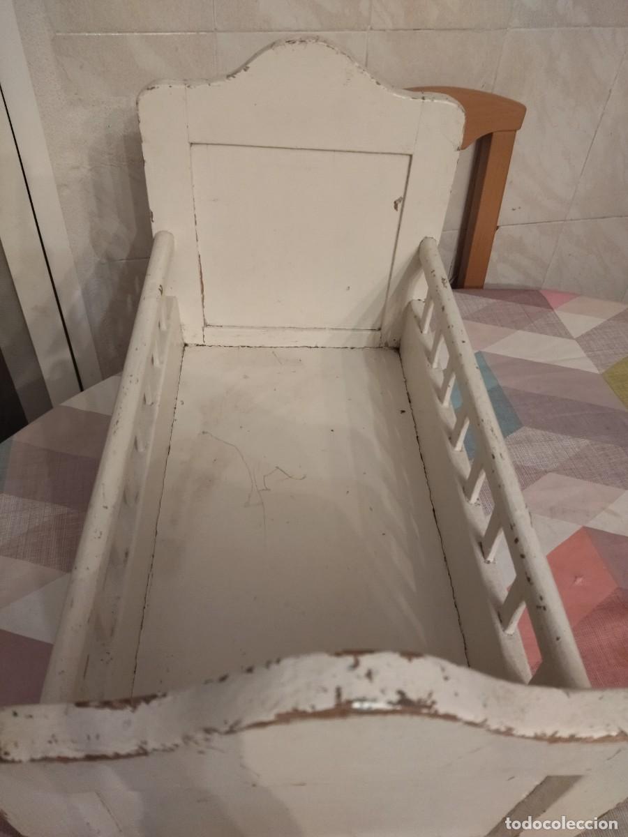 Casas de mu&ntilde;ecas: Antigua cuna de mu&ntilde;ecas de madera maciza pintada en blanco. - Foto 6