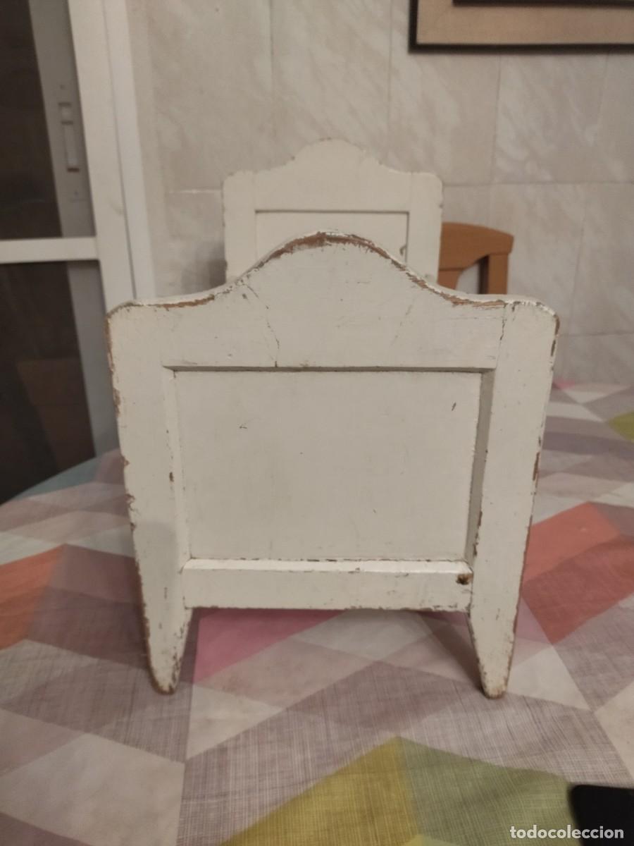 Casas de mu&ntilde;ecas: Antigua cuna de mu&ntilde;ecas de madera maciza pintada en blanco. - Foto 7