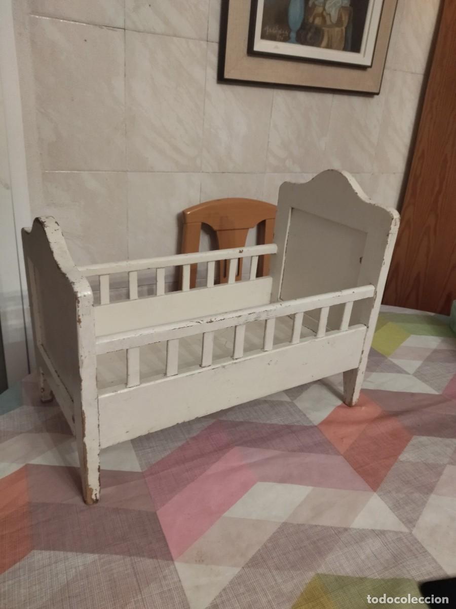 Casas de mu&ntilde;ecas: Antigua cuna de mu&ntilde;ecas de madera maciza pintada en blanco. - Foto 8