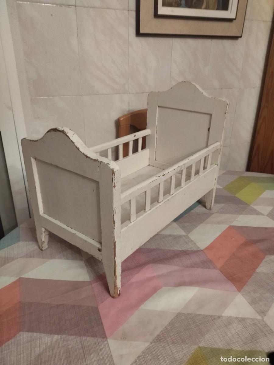 Casas de mu&ntilde;ecas: Antigua cuna de mu&ntilde;ecas de madera maciza pintada en blanco. - Foto 1