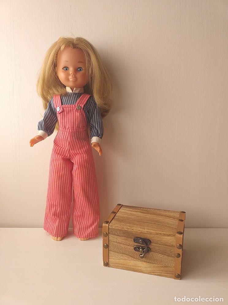 Casas de mu&ntilde;ecas: Caja de madera tipo ba&uacute;l para Nancy