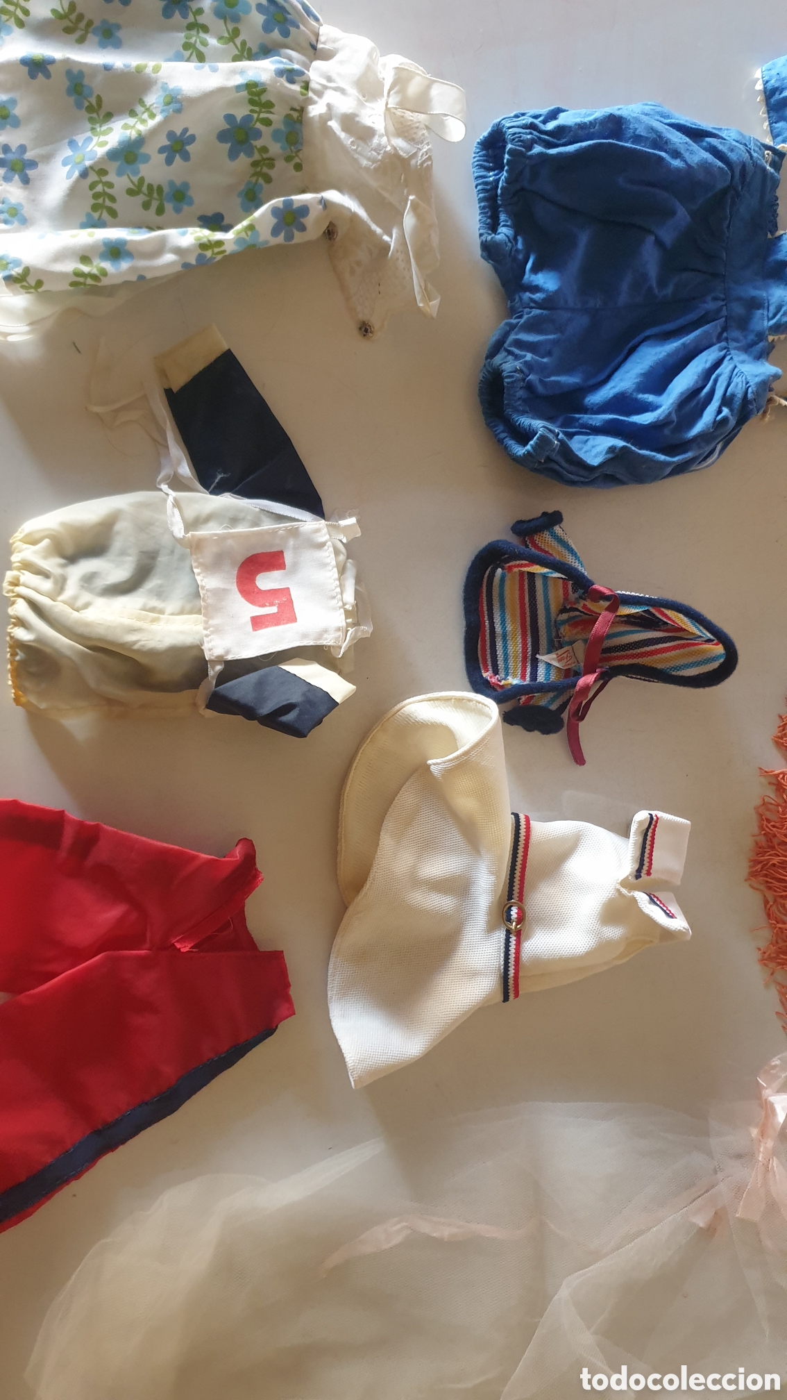 Casas de mu&ntilde;ecas: LOTE VESTIDOS MU&Ntilde;ECAS - Foto 2