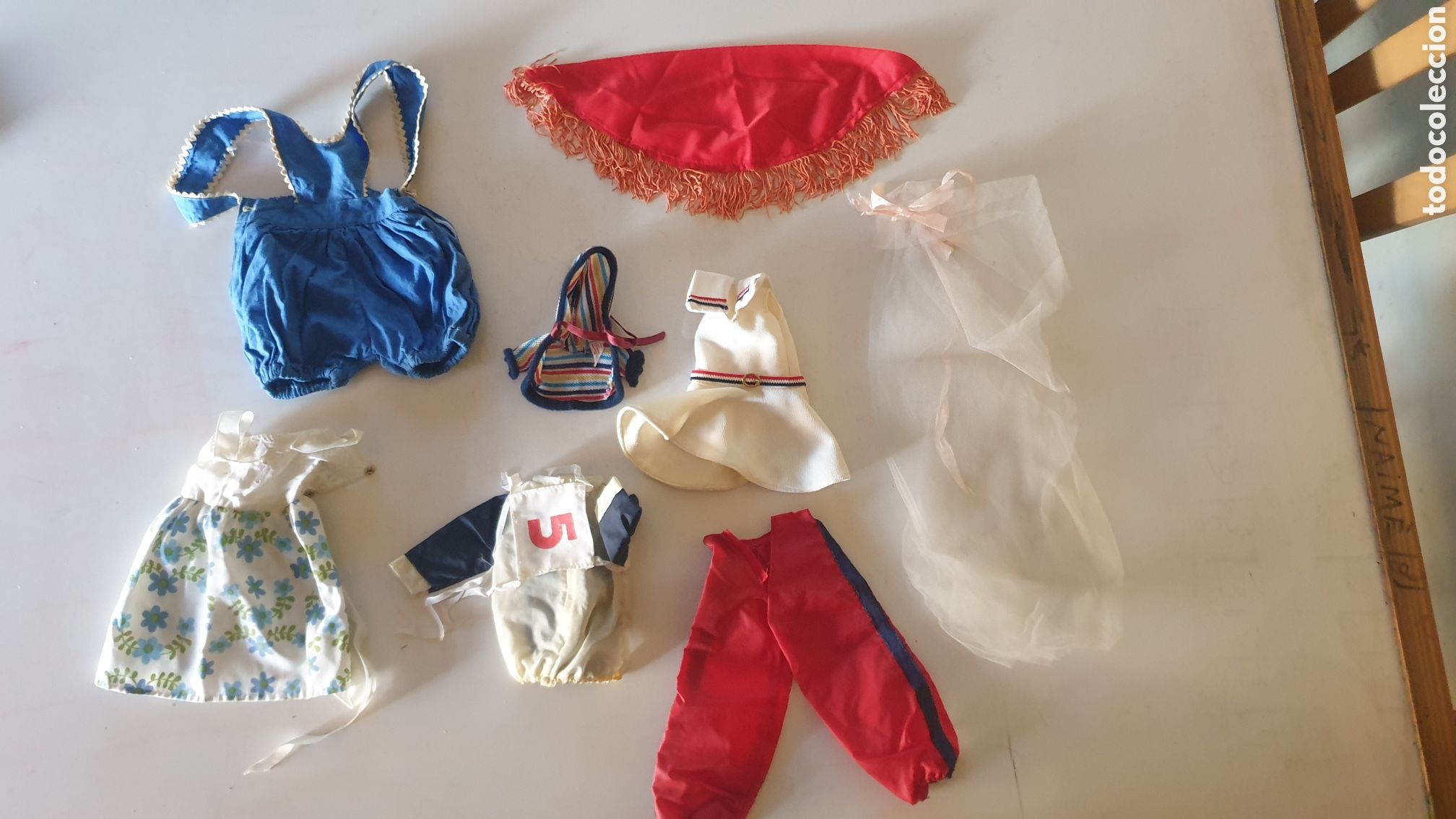 Casas de mu&ntilde;ecas: LOTE VESTIDOS MU&Ntilde;ECAS - Foto 1
