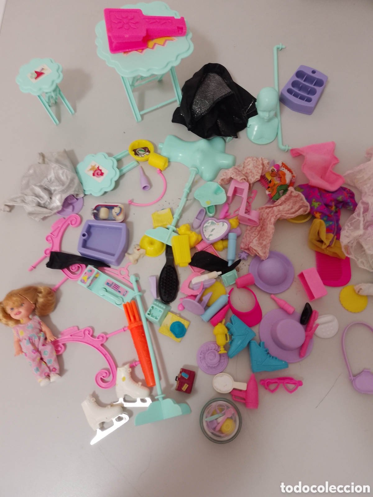 Casas de mu&ntilde;ecas: Lote de complementos para mu&ntilde;ecas accesorios y dem&aacute;s - Foto 8