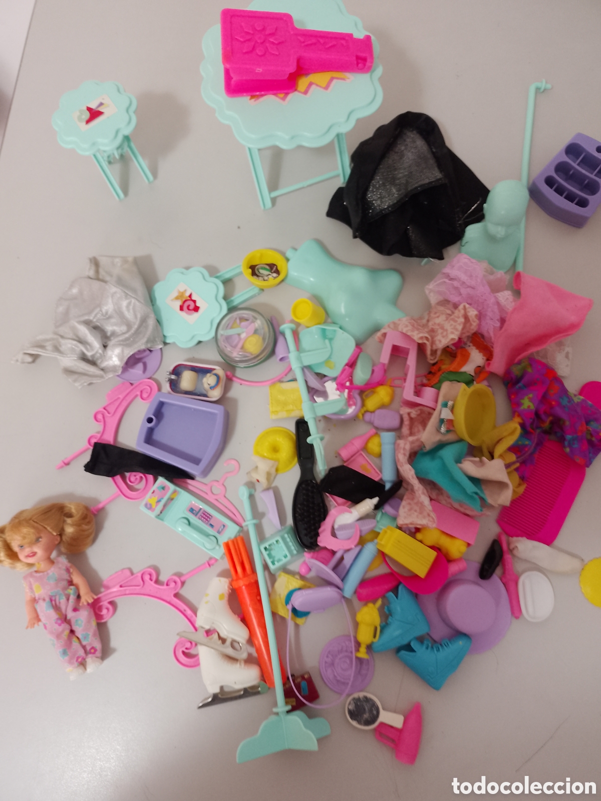 Casas de mu&ntilde;ecas: Lote de complementos para mu&ntilde;ecas accesorios y dem&aacute;s - Foto 1