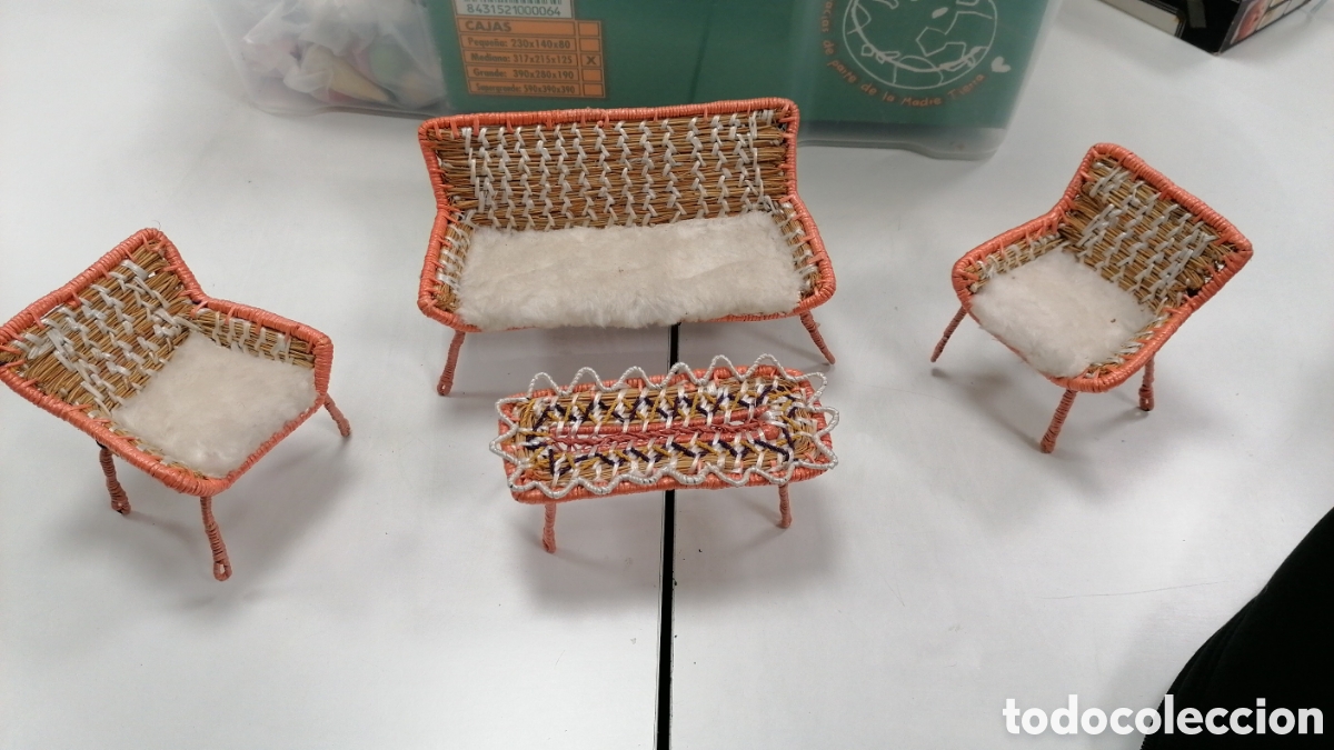 Casas de mu&ntilde;ecas: Mu&ntilde;ecas, tresillo y mesa a&ntilde;os 60s - Foto 1