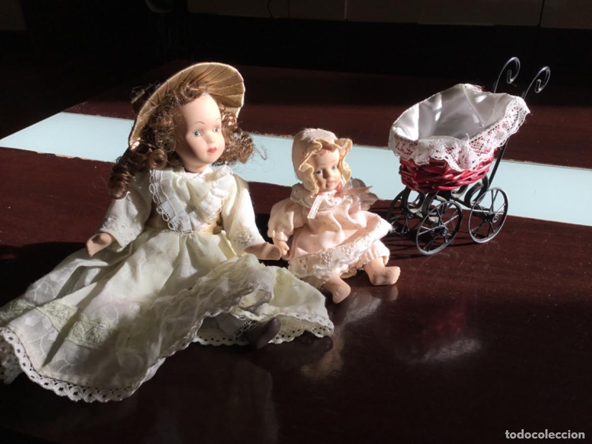 Casas de mu&ntilde;ecas: Mu&ntilde;eca porcelana con beb&eacute; y cochecito - Foto 1
