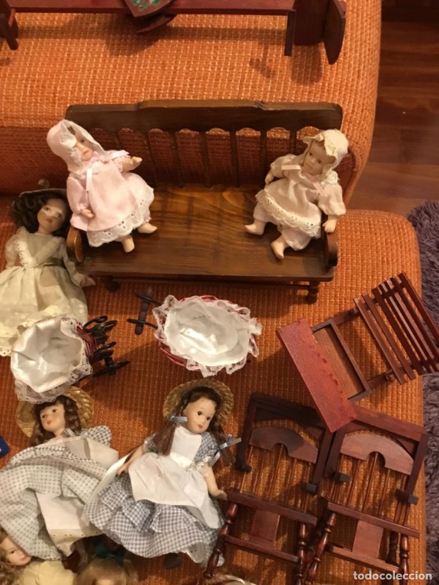 Casas de mu&ntilde;ecas: Lote mu&ntilde;ecas de porcelana y complementos madera ,precioso - Foto 4