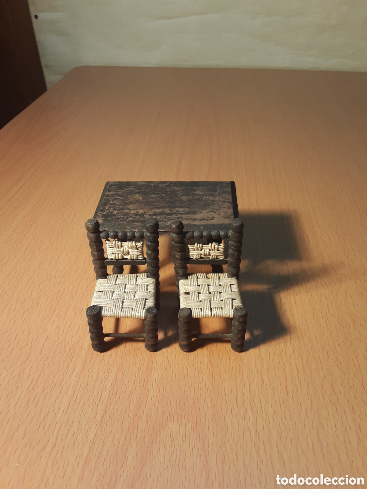 Casas de mu&ntilde;ecas: Mesita y dos sillas madera - Foto 2
