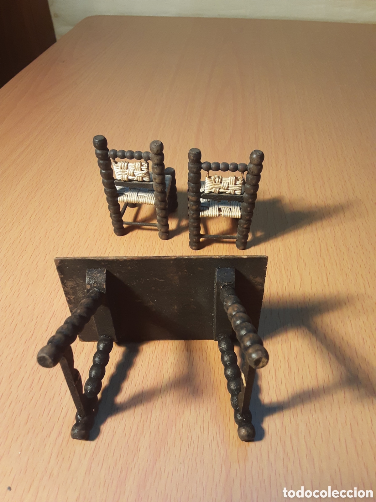 Casas de mu&ntilde;ecas: Mesita y dos sillas madera - Foto 3