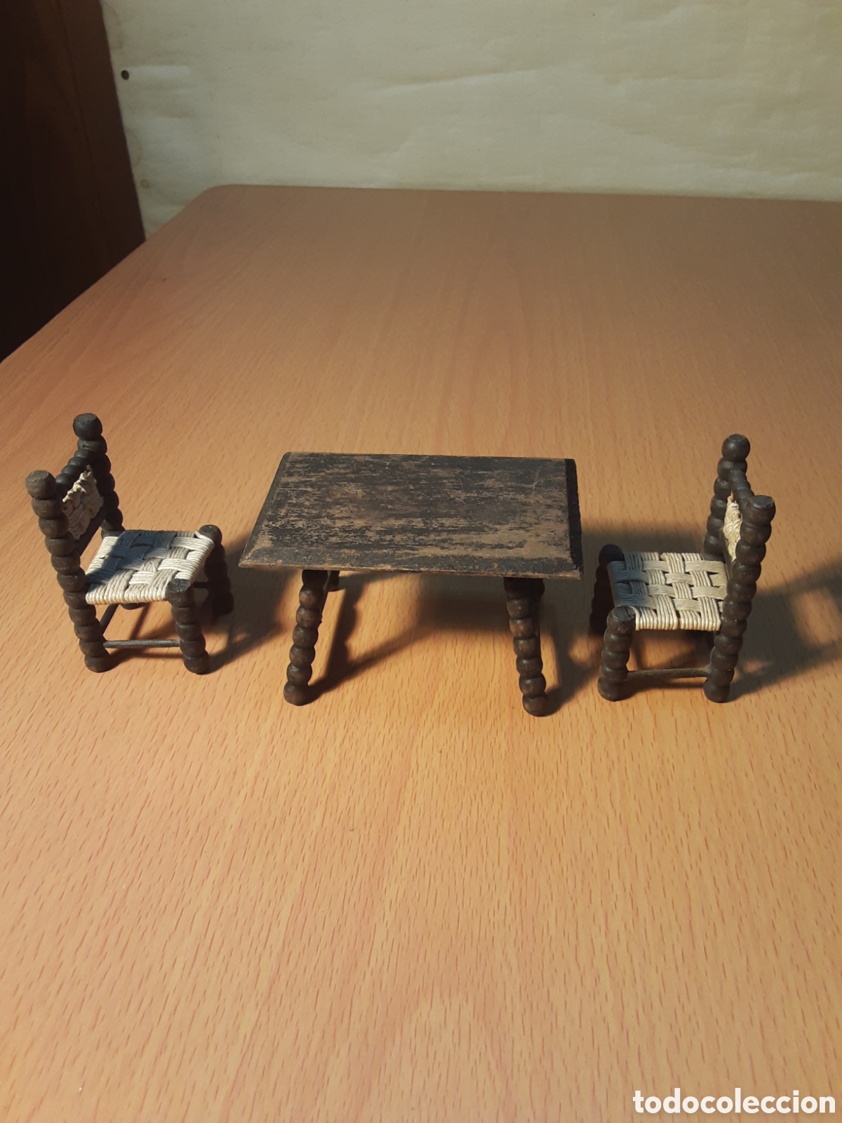 Casas de mu&ntilde;ecas: Mesita y dos sillas madera - Foto 1