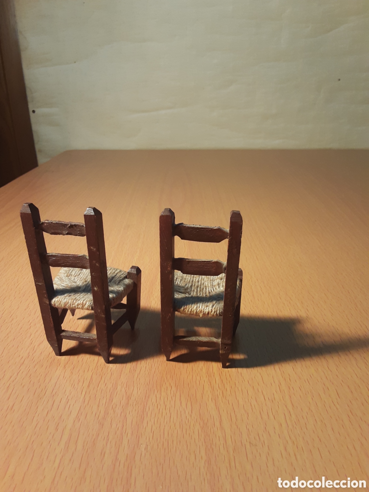 Casas de mu&ntilde;ecas: Dos sillas de madera - Foto 2